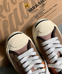 С�ڸ��ŷ���Ь����ɫ��˧��