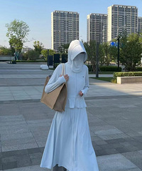 在路上遇到了穿长袍防晒服的人,明明是下午四点,但是看上去像鬼