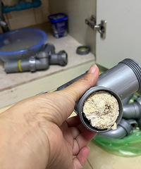 厨房没用几年,下水管堵成这样,这里面白白的东西是什么?