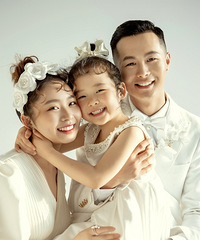 让女儿看见妈妈穿婚纱的样子,小朋友一直夸妈妈漂亮!