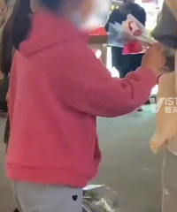就这么教育孩子?女孩街头卖花硬塞给路人要钱
