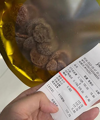 商场里卖话梅的小铺子,50g花了我将近100块钱!就我一个大