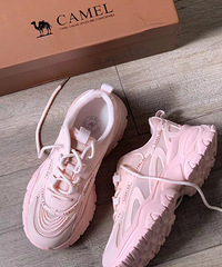 ����Ȼͬ���ɫ�ϵ�Ь��Ьͷ��ƺܰ���