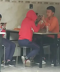 无良商家开了一家“向孩子出租手机打游戏”的铺子