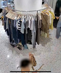 女子服装店试600元新衣直接穿走