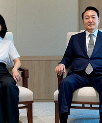韩国美艳总统夫人吹颜值时尚翻车