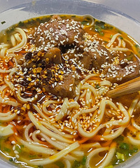 自嗨锅这个快煮牛肉面大家快去买起来,肉多得怀疑人生