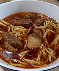 自嗨锅这个快煮牛肉面大家快去买起来,肉多得怀疑人生