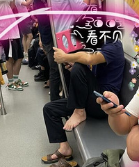 轻轨上没素质一幕,女生都注意