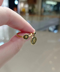 女生最最喜欢的饰品无非就是耳饰和戒指了