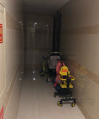 遇到邻居占用疏散通道怎么办?