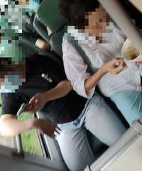 嬢嬢不戴口罩吃早饭,还是在公车上