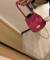 �������һֻõ��ɫ��СˮͰ