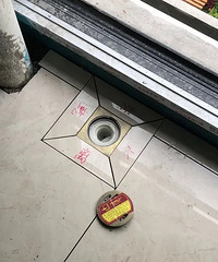 铺砖师傅在地漏四周写了字,啥意思?为啥感觉有点怕怕的