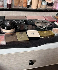 分享一个化妆师的化妆台,总结一下她给我化妆的一些技巧分享