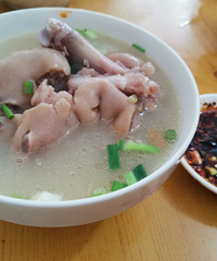 ˫�������ֺ��㻨���ж����˳Թ�