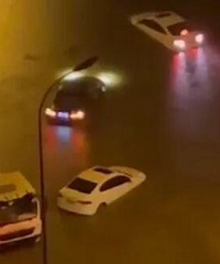 昨晚重庆暴雨,有小区的车库被淹了