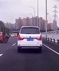 男子嘉华大桥突然跳桥
