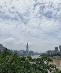 这个天还有一群人在李子坝,眼睛都睁不开,好耍?