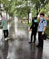 前男友送的大牌包包在车上被偷,姑娘急到报警:价值2万!结果却
