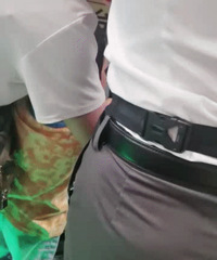 3号线有小娃儿手被夹住了
