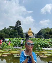 娃儿上周反复发烧来华岩寺看荷花求平安,点平安灯