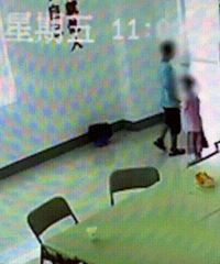 10岁男孩将4岁女童拽进空房间暴打3分钟致骨折