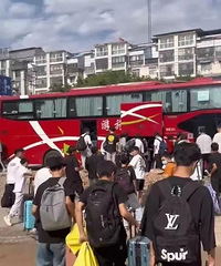 暑假,找个电子厂上班,大学生涌入富士康流水线