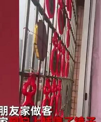 男子买22面镜子挂阳台反击邻居