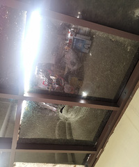 高空坠物有多可怕!大菜板把一楼雨棚的钢化玻璃砸出坑