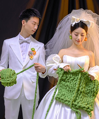 我们居然在拍婚纱照的时候织毛衣?