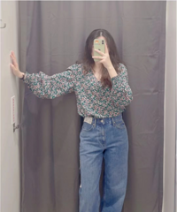优衣库的香芋紫复古圆领衬衫和碎花v领衬衫哪一个好看呢?