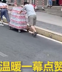 男子高温下拉重物路人默默帮忙