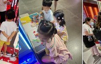 伤眼睛又费钱的电玩城里面,坐满了带娃来耍的家长