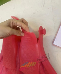 才用半小时,给娃买的千元游泳装备,专业脚蹼报废