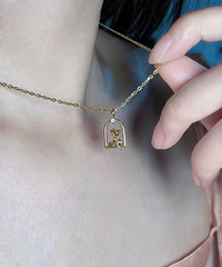 ��С���ӵ�õ�廨���������ϣ�ͯ���к���