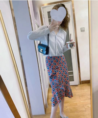 这条半裙刚买时觉得颜色太艳丽,但其实很好搭又带时髦感