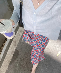 这条半裙刚买时觉得颜色太艳丽,但其实很好搭又带时髦感