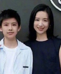 潘粤明转发董洁顶顶合照,顶顶好帅