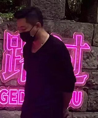 汪小菲和张颖颖跑到重庆来耍了
