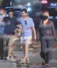 马思纯陪张哲轩聚会,透视装显身材