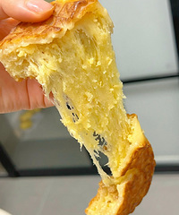 被这个内蒙的奶皮子月饼震惊到了,居然还可以拉丝