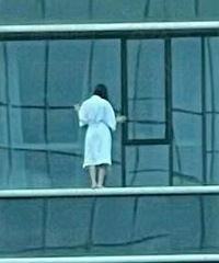 女生穿浴袍站超高楼外欲跳楼真相