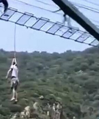 天津一景区游客玩步步惊心坠亡