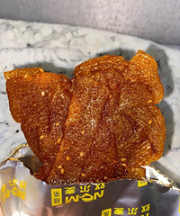 口感厚实,香而不辣很有嚼劲的辣条,后悔没有早点下叉