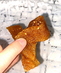 口感厚实,香而不辣很有嚼劲的辣条,后悔没有早点下叉