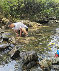 带娃耍野河沟,只想要阴凉不晒,居然人还这么少