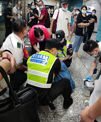 轻轨站有人晕倒,大家要注意防暑呀