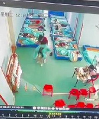 幼师抱摔3岁男童!警方:拘留12天罚款500元