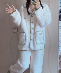 反季买的珊瑚绒家居服不厚重,软乎乎的,质量超好